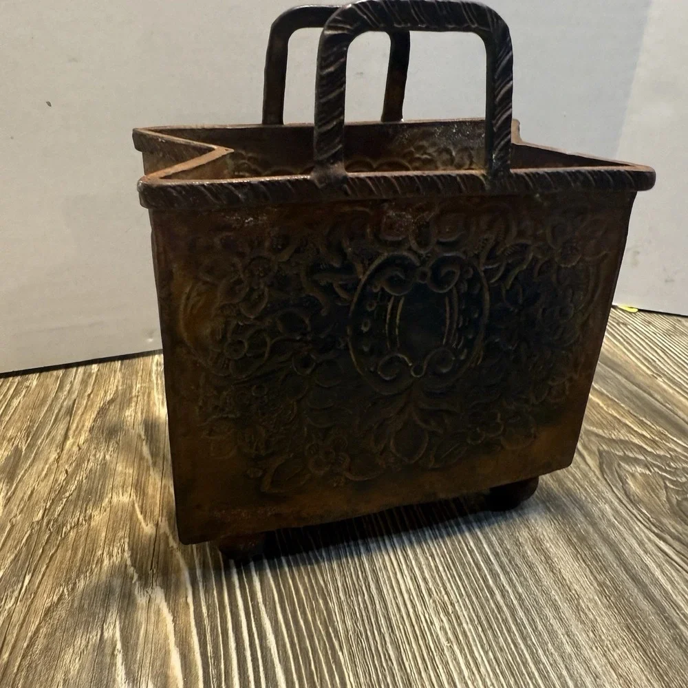 VTG Iron Shopping Bag Embossed  Planter Peg Legs‎